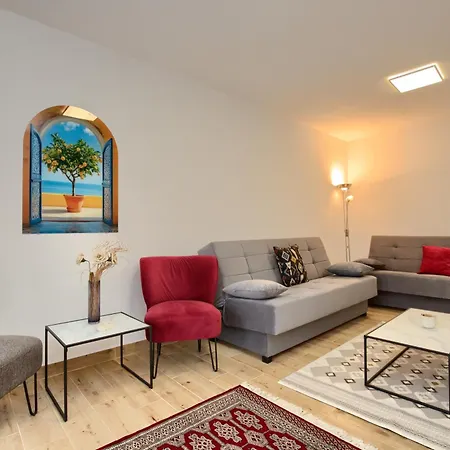 Aurelia - Terrace With Lemon Garden View פולה