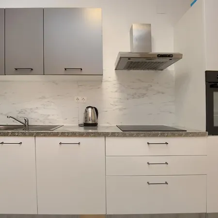 Aurelia - Terrace With Lemon Garden View דירה