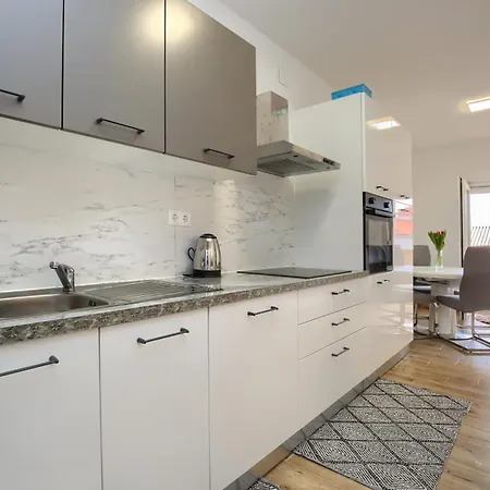 Aurelia - Terrace With Lemon Garden View פולה