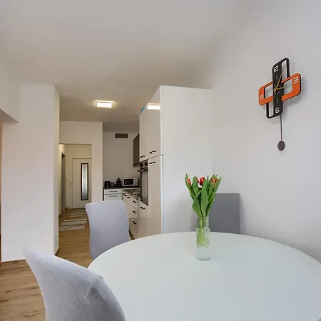 Aurelia - Terrace With Lemon Garden View * פולה